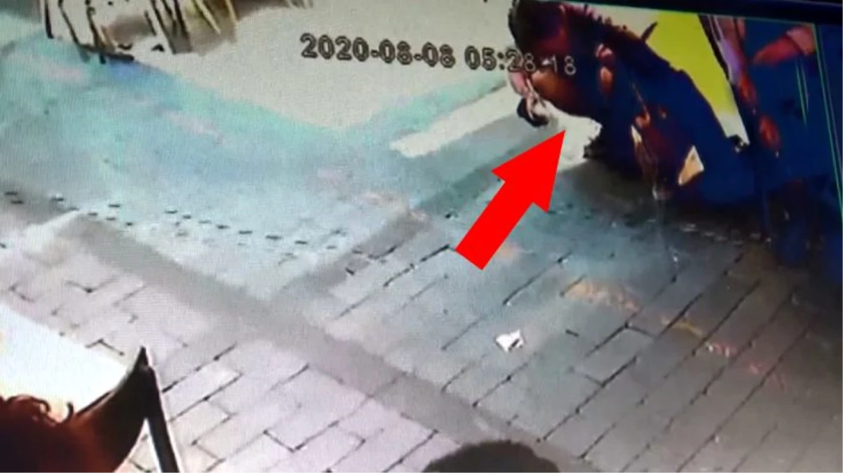 Sokak ortasında kafede oturanların yanında tuvaletini yapan kadın güvenlik kamerasına yakalandı