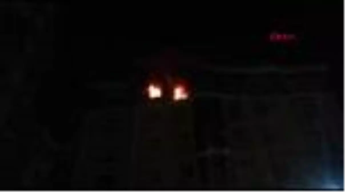 BAŞAKŞEHİR\'DE SİTE İÇİNDEKİ DAİRE ALEV ALEV YANDI