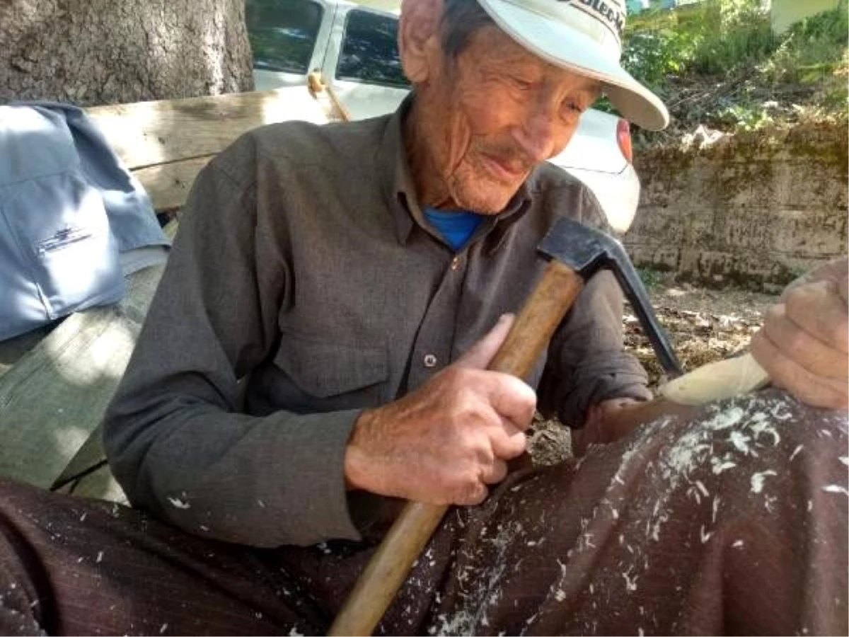 Son Dakika: Çocukluğunda öğrendiği yöntemle 86 yaşında, ağaçtan kaşık yapıyor