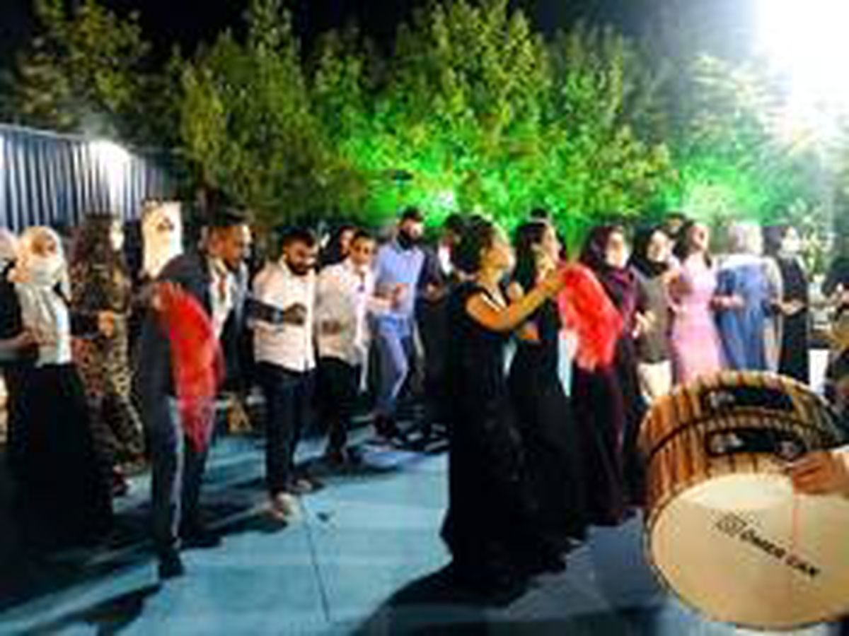 Diyarbakır\'da bilindik manzara, düğünlerde \'korona\' halayı devam ediyor