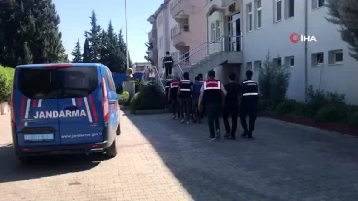 İzmir\'de jandarmadan terör operasyonu: 4 gözaltı