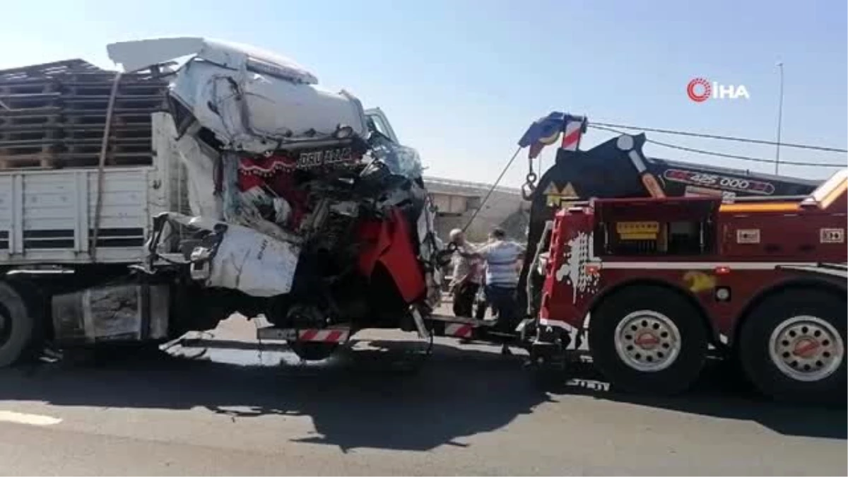 Kocaeli\'de meydana gelen zincirleme kaza TEM\'deki trafiği kilitledi