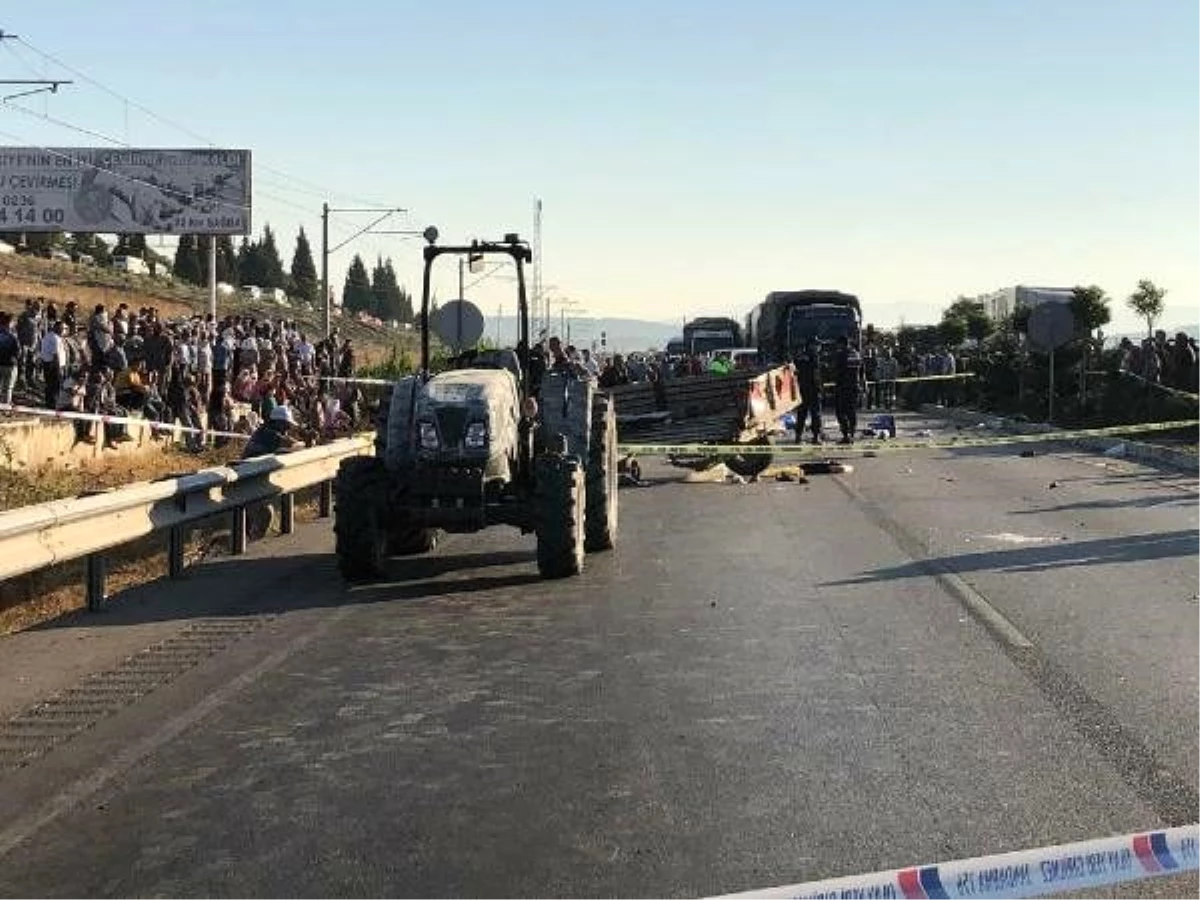 Minibüs, römorkunda tarım işçileri olan traktöre çarptı: 3 ölü, 10 yaralı (2) - Yeniden