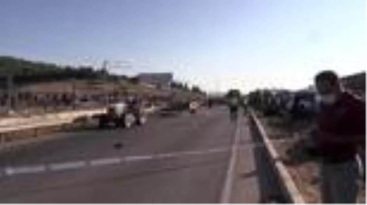 Son Dakika: Panelvan traktöre çarptı : 2 ölü, 11 yaralı (2)