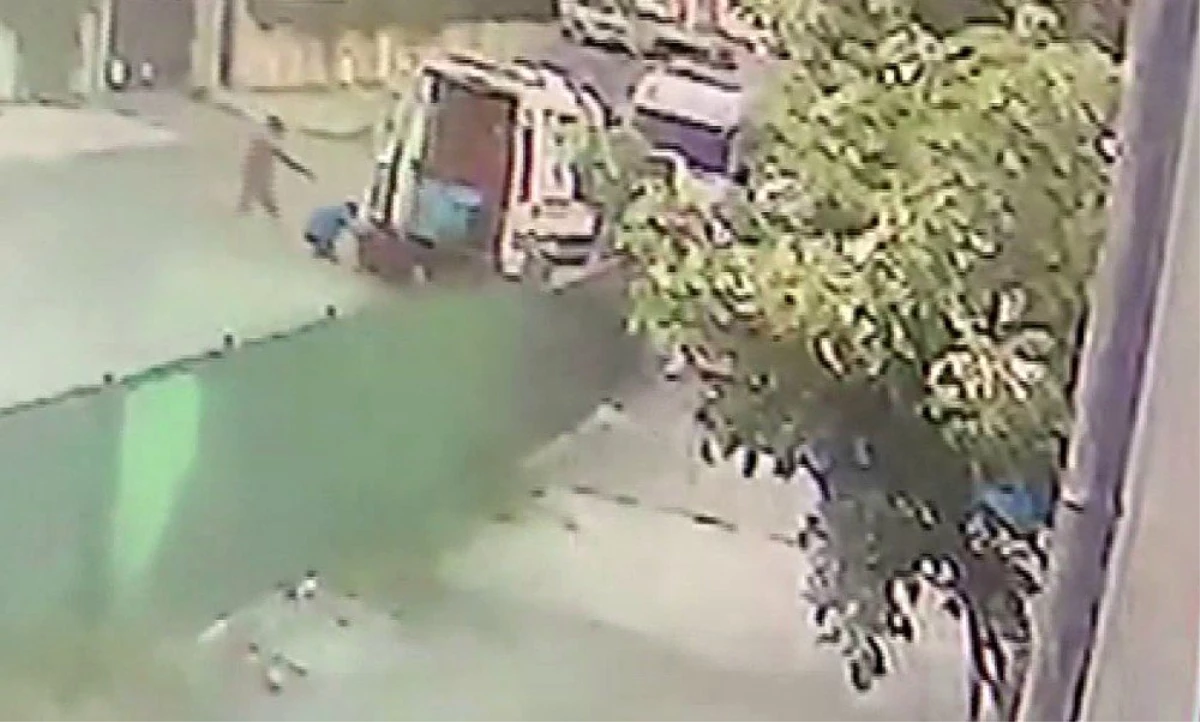Pendik\'de ambulans şoförü silahlı saldırıya uğradı