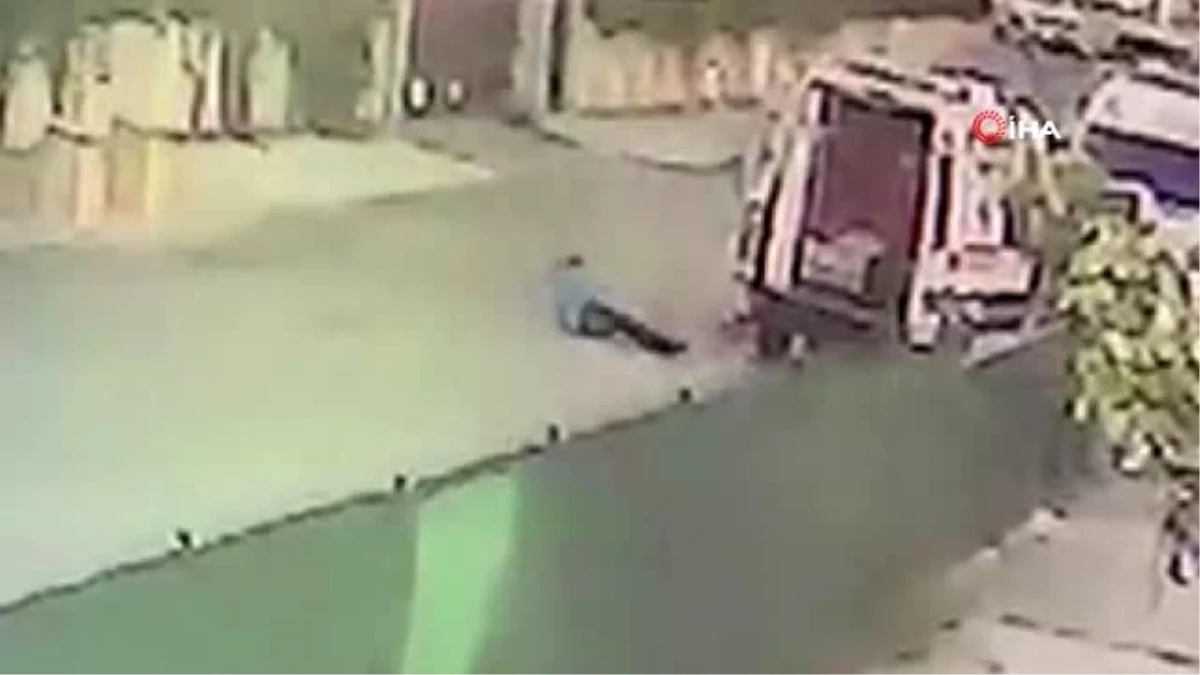 Pendik\'te ambulans şoförünün silahlı saldırıya uğradığı anlar kamerada