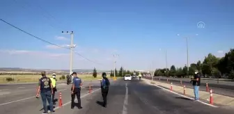 Polis ekiplerinden maske takanlara gül