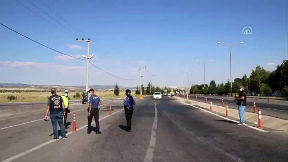 Polis ekiplerinden maske takanlara gül