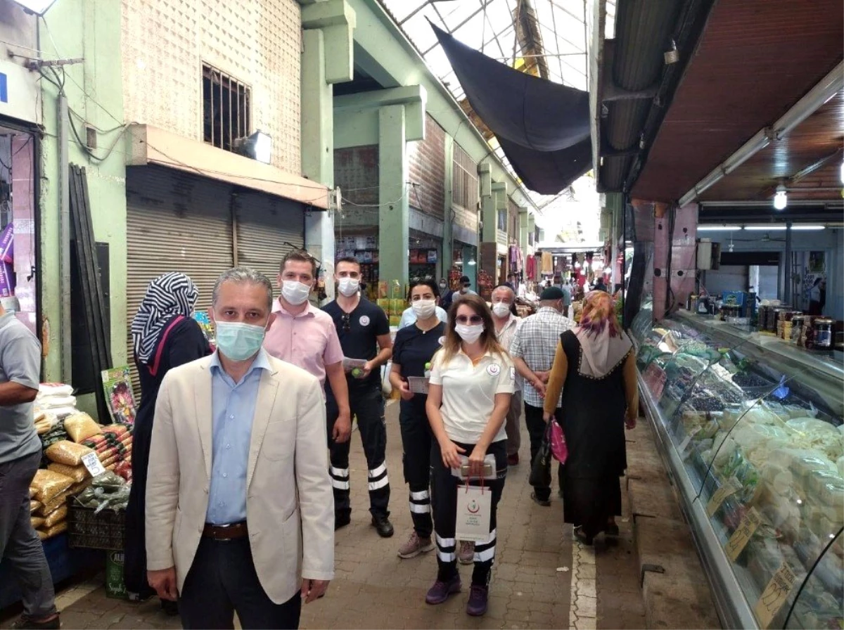 Vali Atay hem denetledi hem maske dağıttı