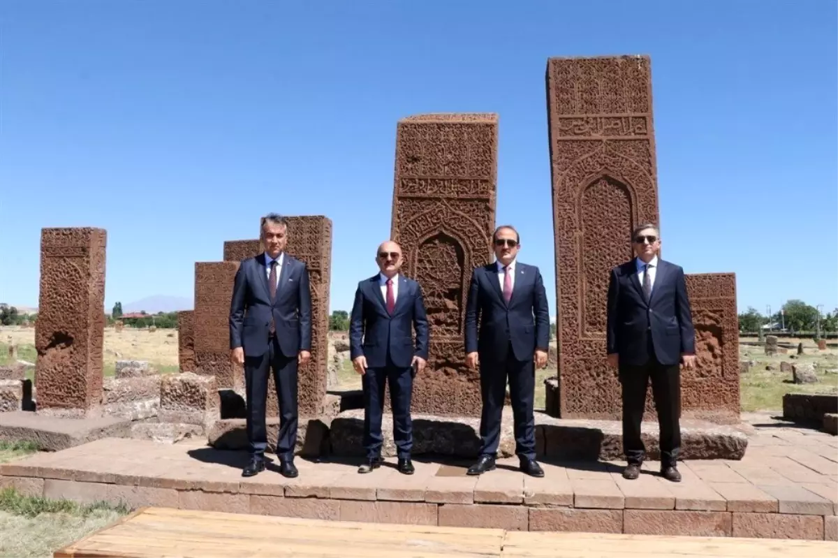 Son dakika haberi! Vali Çağatay, kente gelen valilere Selçuklu Meydan Mezarlığını gezdirdi