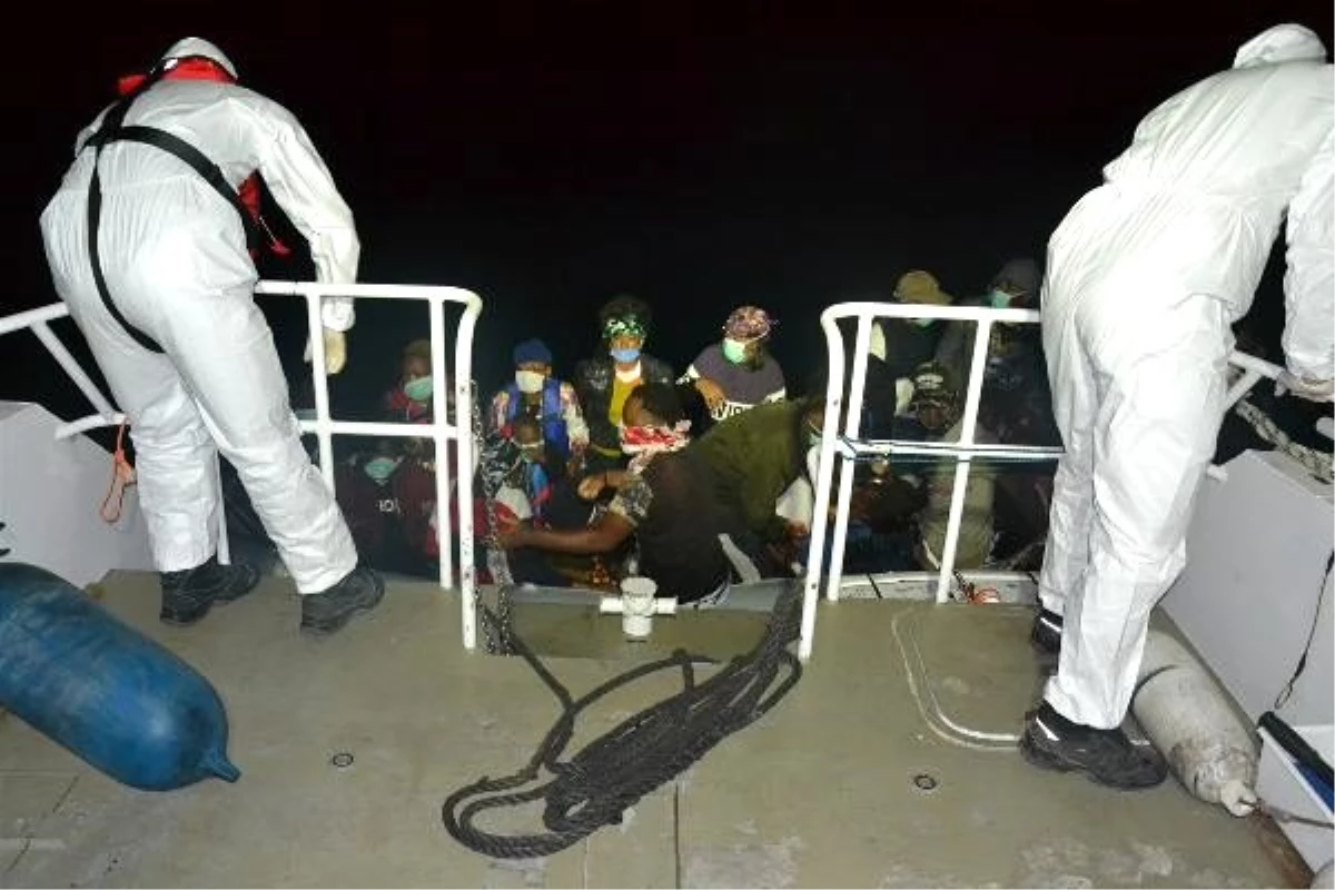 Yunanistan\'ın Türk karasularına ittiği 28 kaçak göçmen kurtarıldı