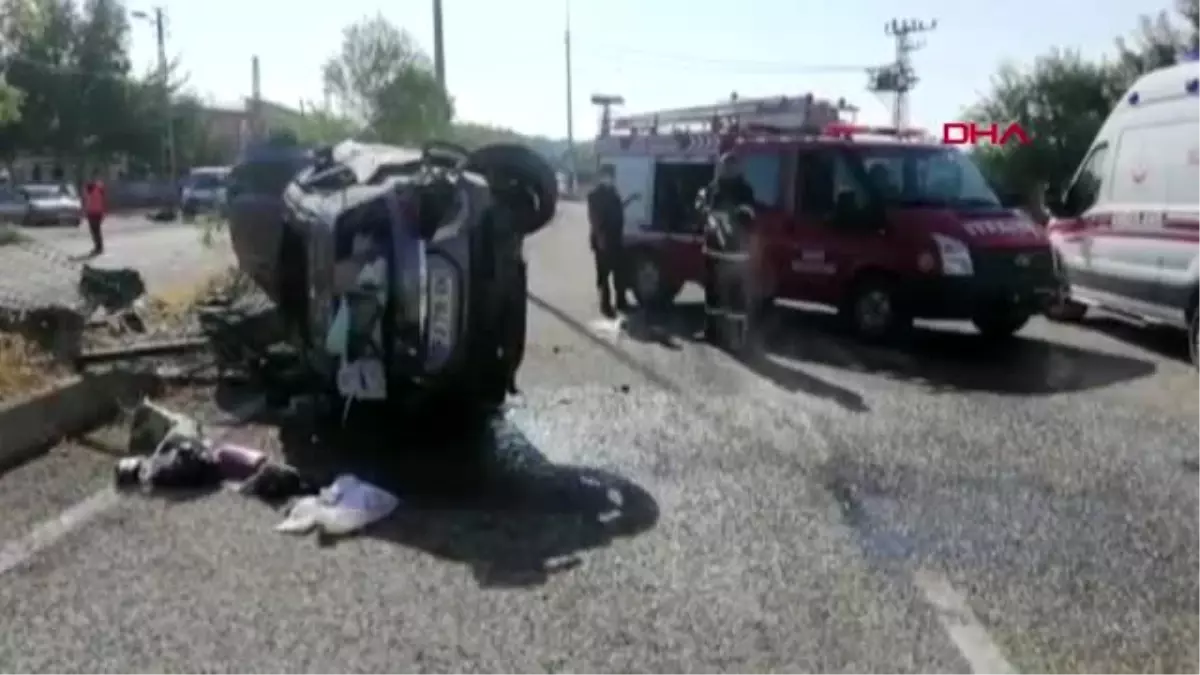 Adıyaman\'da hafif ticari araç ile otomobil çarpıştı: 6 yaralı