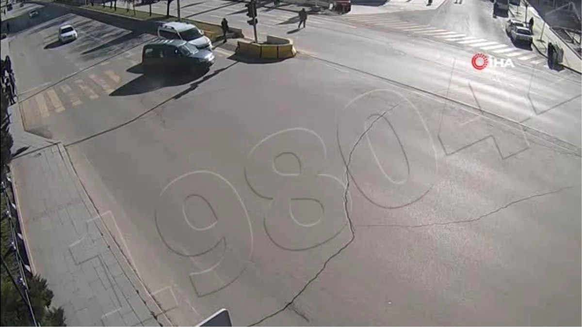 Kırıkkale\'de ilginç trafik kazası kamerada