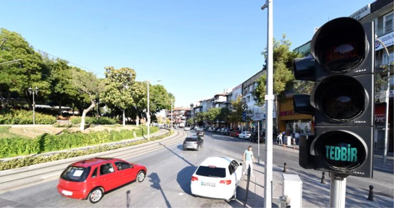 Konya, trafik ışıklarıyla koronavirüse karşı uyarıyor