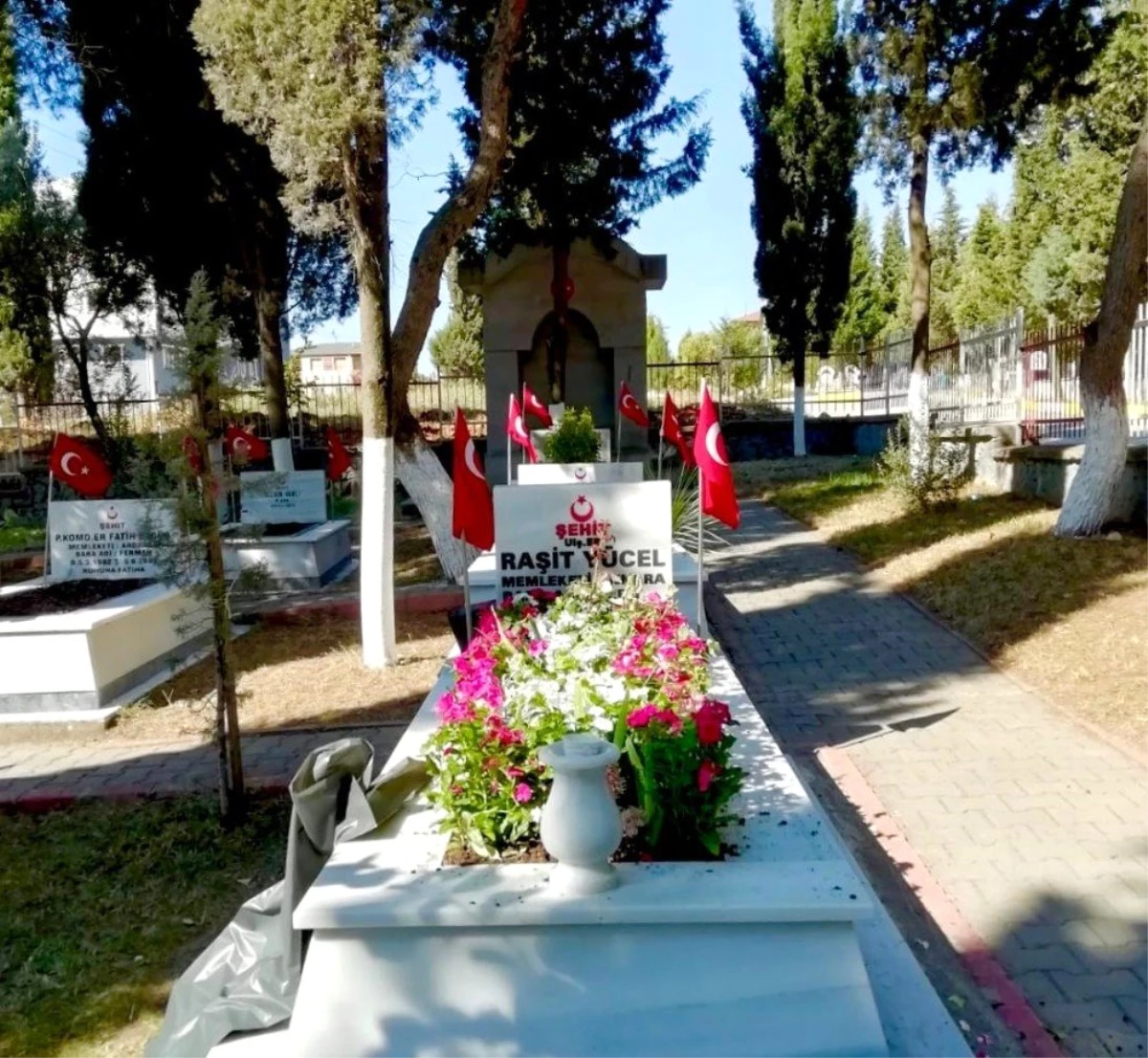 Körfez\'de şehit mezarları 30 Ağustos öncesi çiçeklendi