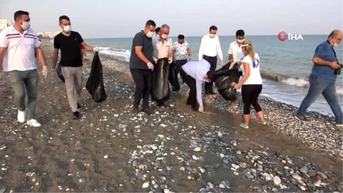 Kumsal temizliği yapanlara deniz kaplumbağası sürprizi