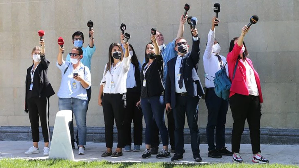 Muhabirler, Cumhurbaşkanı Erdoğan\'ın sesini daha iyi alabilmek için kollarını dakikalarca havada tuttu