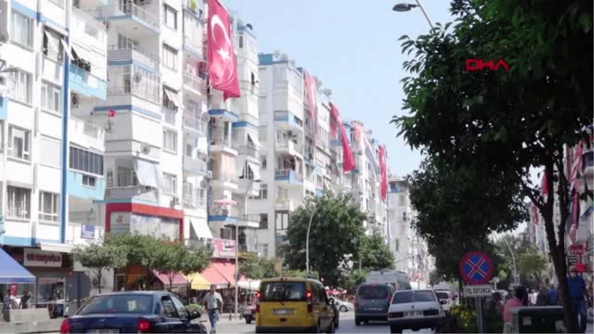 Muratpaşa\'da esnafa 10 bin Türk bayrağı dağıtıldı