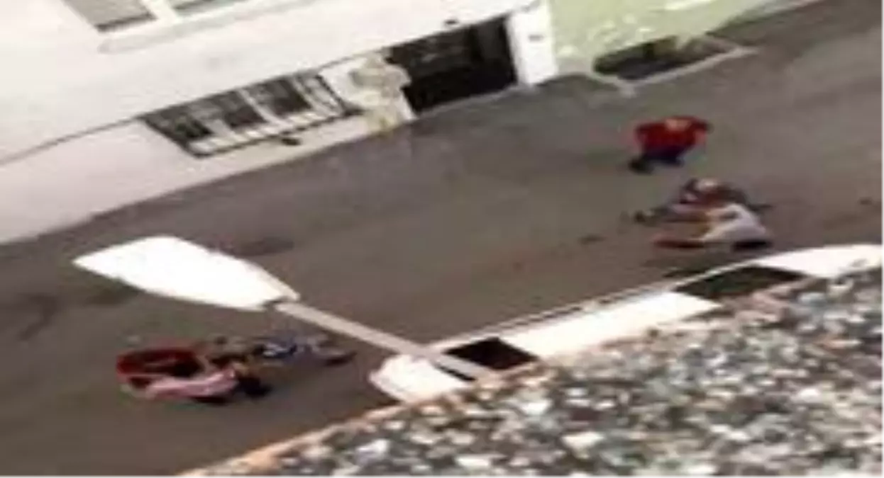 Sokakta top oynayan çocukları önce dövdü sonra bıçakla kovaladı