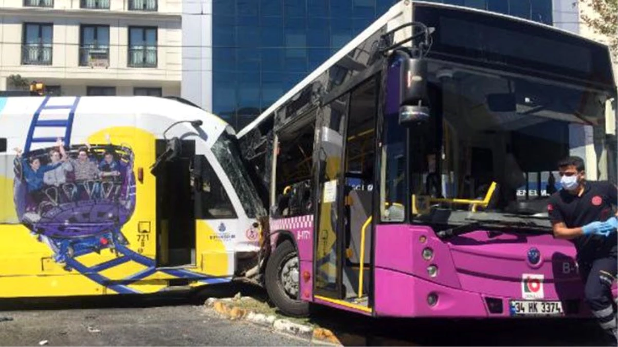 Son Dakika: İstanbul\'da tramvay, özel halk otobüsüne çarptı