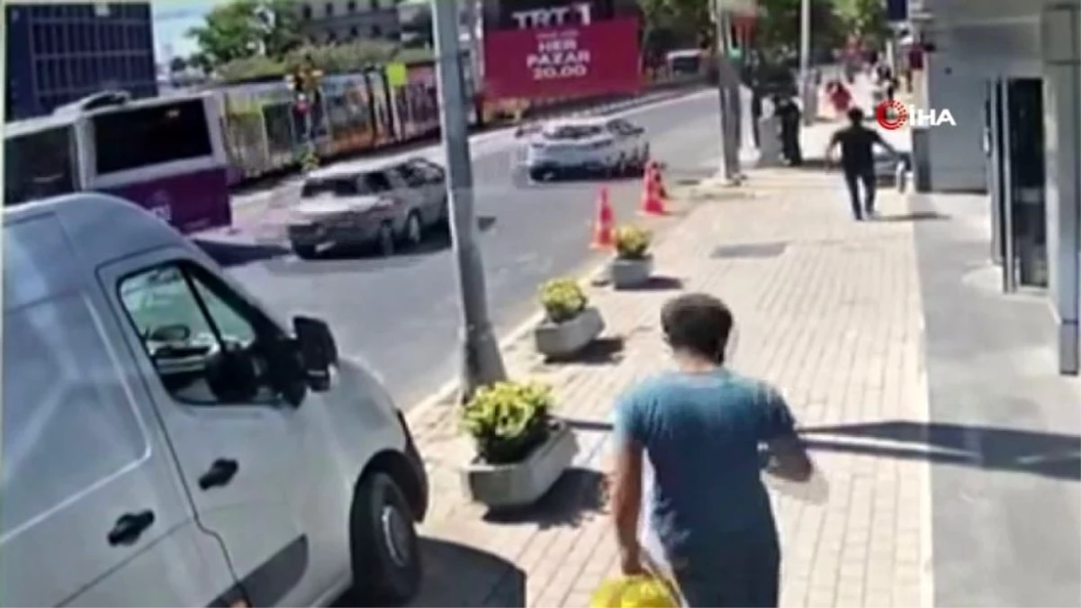 Tramvayın otobüse çarpma anı kamerada