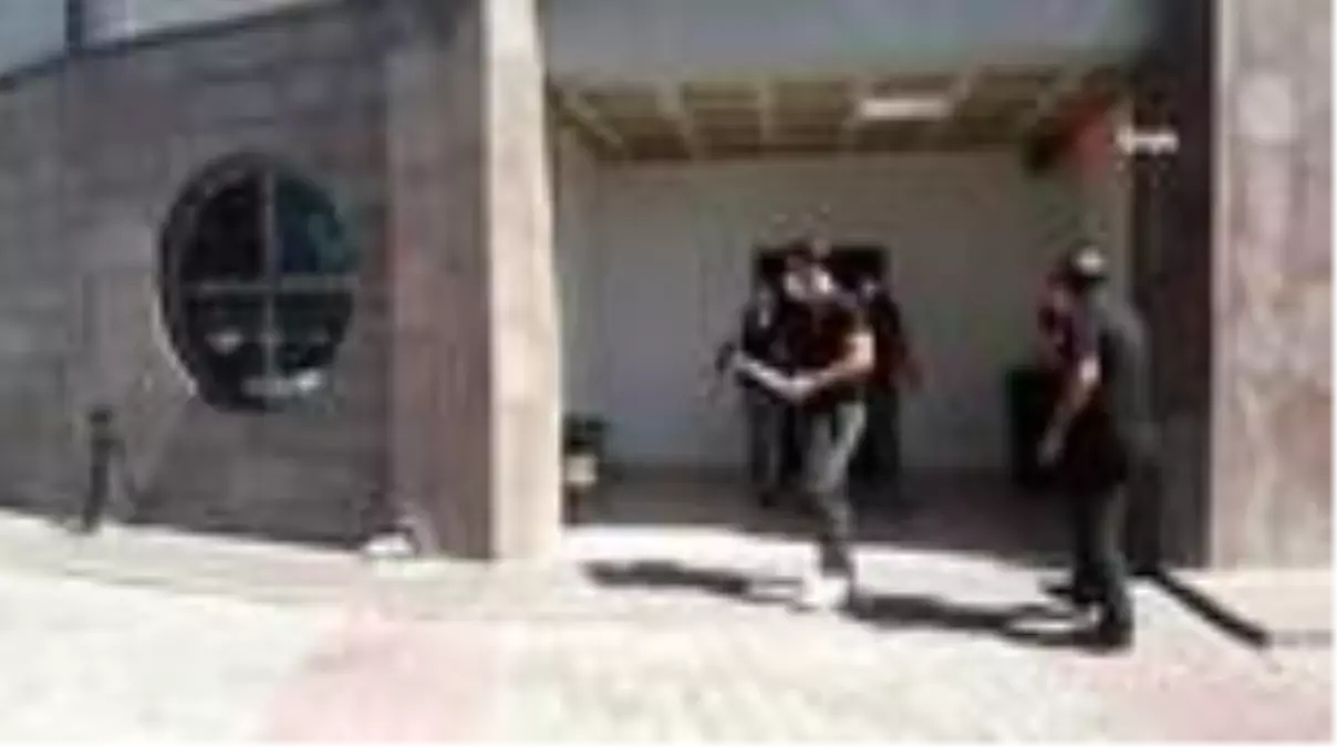 Son Dakika | Yangına müdahale eden itfaiyecilere ateş açan saldırganlar adliyeye sevk edildi