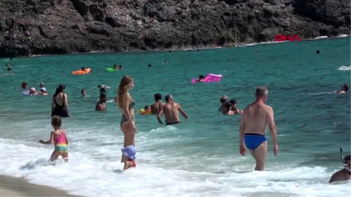 Antalya\'da hissedilen sıcaklık 47 derece; sahiller doldu