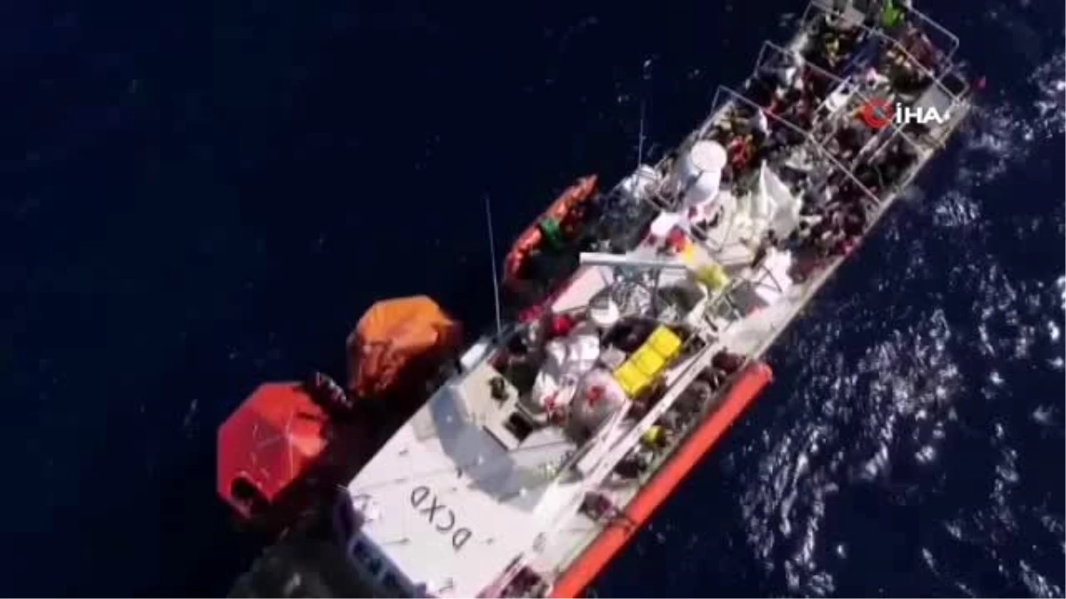 Banksy\'nin finanse ettiği yardım gemisi Akdeniz\'de mahsur kaldı