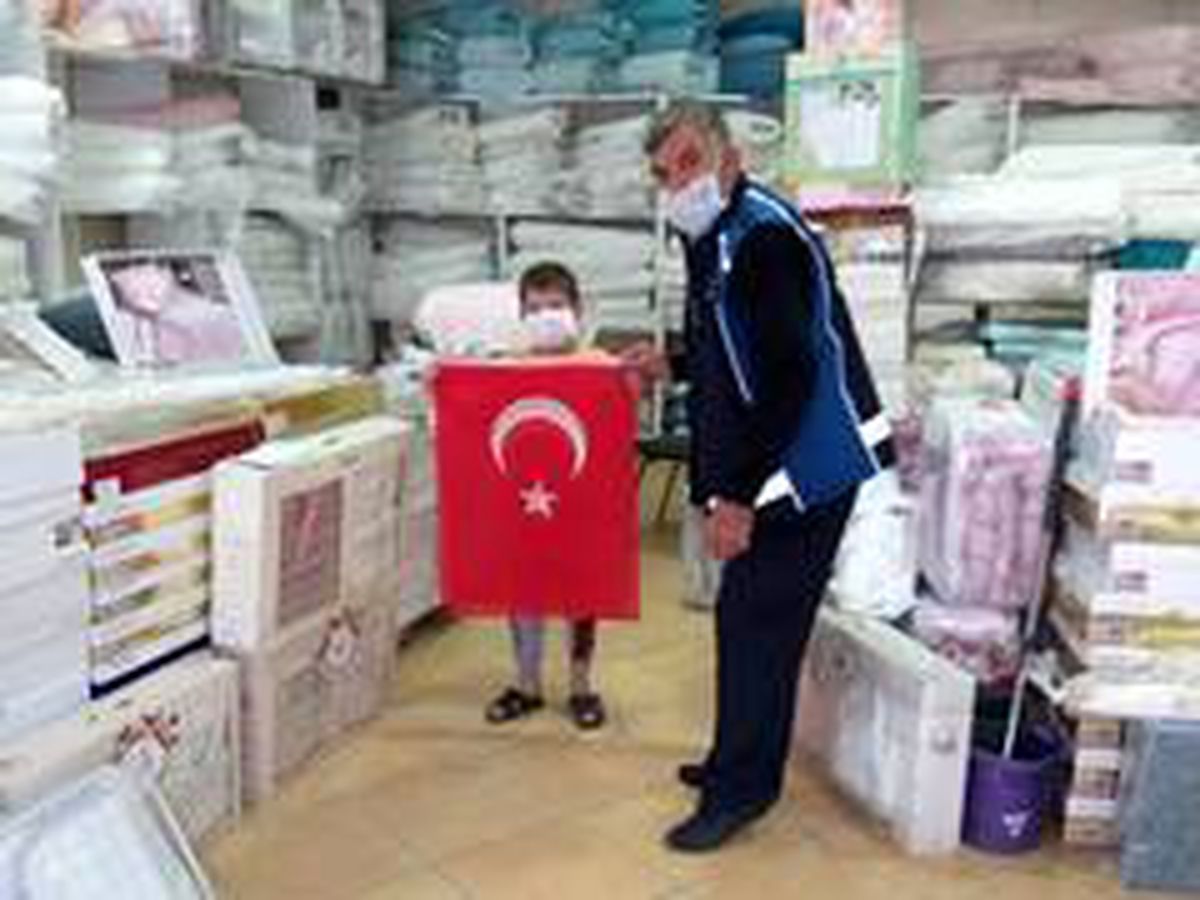Erciş Belediyesi 30 Ağustos Zafer Bayramı kapsamında ürk bayrağı dağıttı
