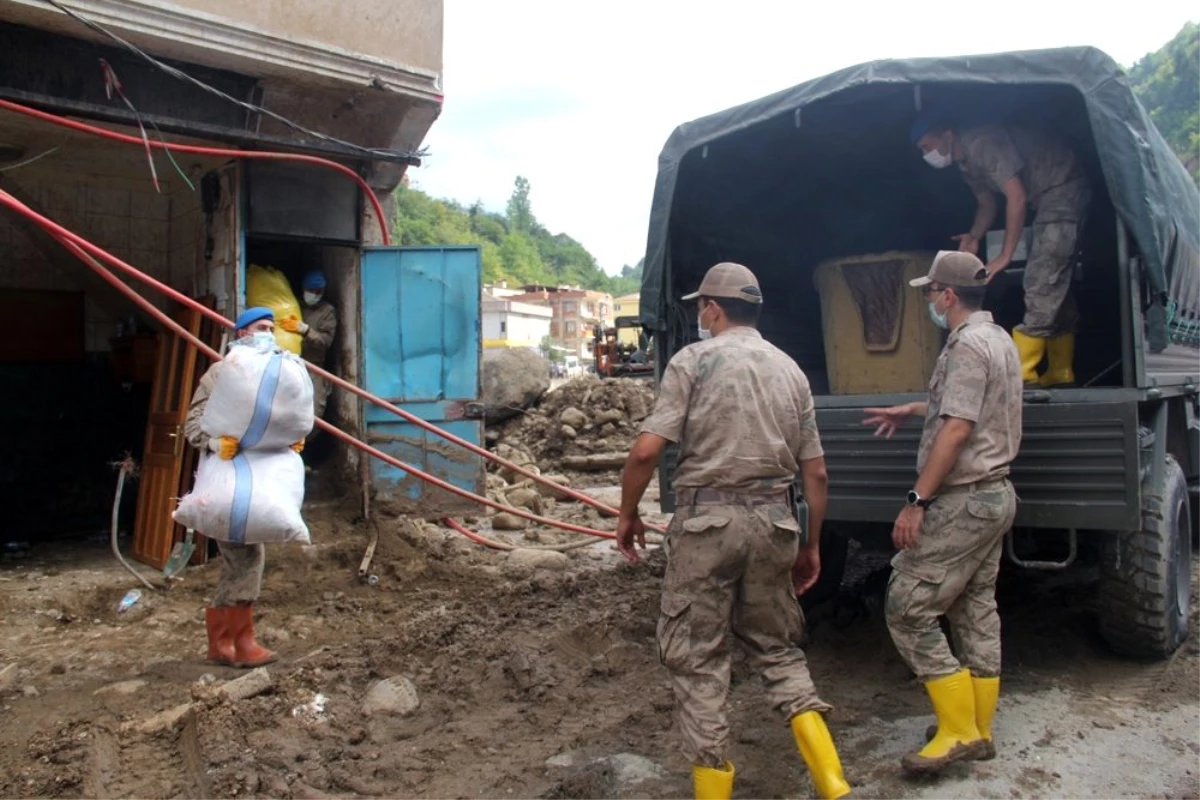 Giresun\'da selzedelerin ev eşyaları askeri araçlarla taşınıyor