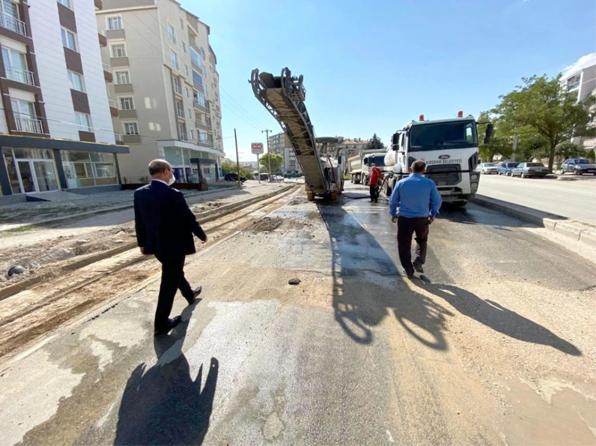 Kırşehir Belediyesi\'nin bozuk yollardaki çalışmaları sürüyor