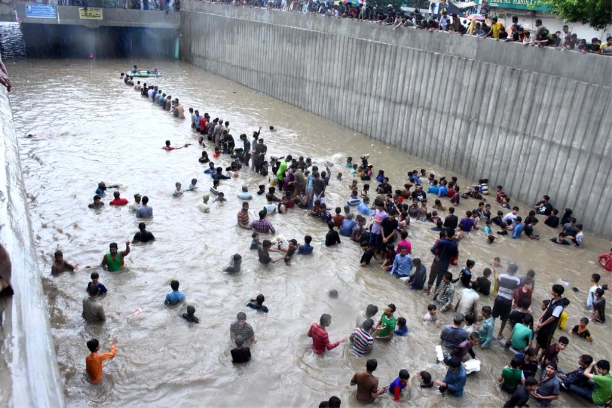 Son dakika haberleri! Pakistan\'da selin bilançosu ağırlaşıyor: en az 150 ölü