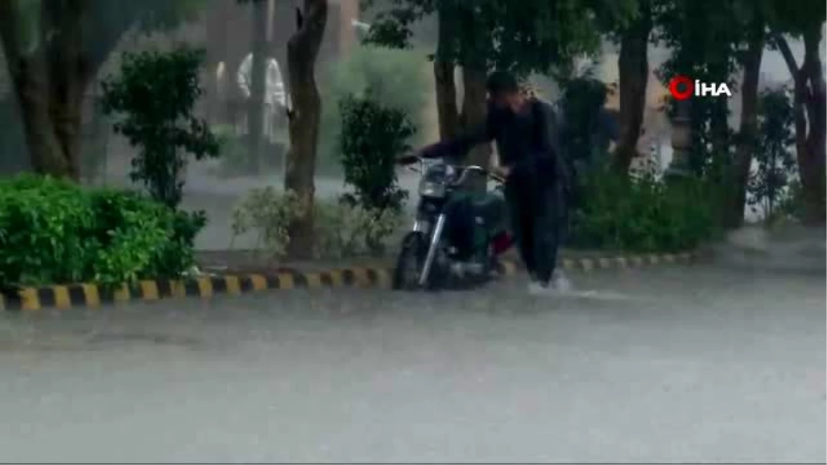 Son dakika haberi... - Pakistan\'da selin bilançosu ağırlaşıyor: en az 150 ölü