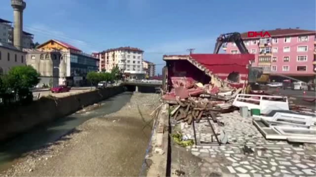 Son dakika haber: Rize\'de dere yatağında bulunan 4 iş yeri yıkıldı