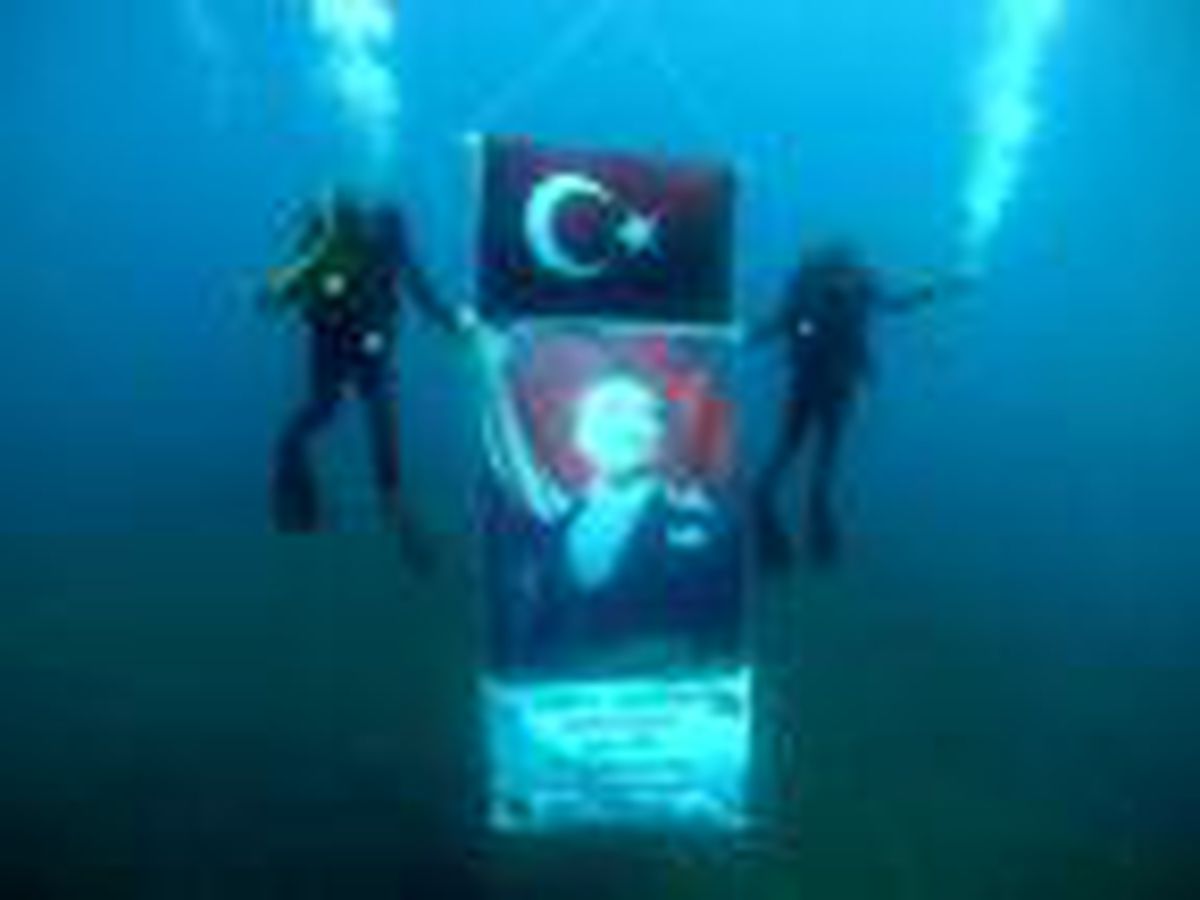 Son dakika haberi! SAK timinden 30 Ağustos dalışı; su altında bayrak ve Atatrük posteri açtılar