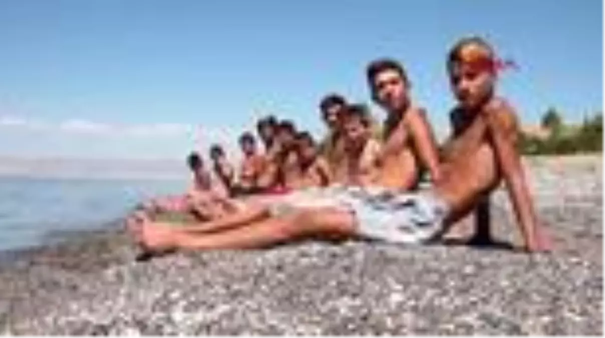 Van Gölü suyunda saçları sararıyor