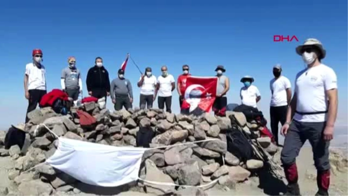 AKSARAY Zafer Bayramı\'nda tırmanış yapıp, kayalıklara maske taktılar