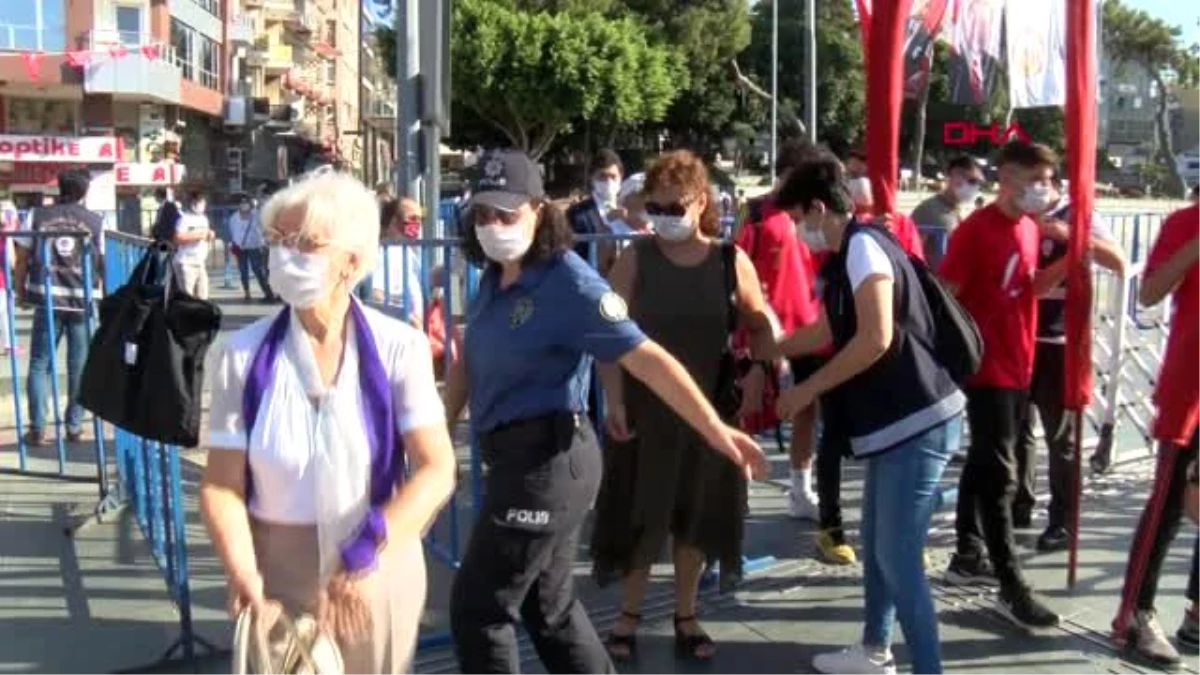 Antalya\'da 30 Ağustos kutlandı, alternatif törende sosyal mesafe unutuldu