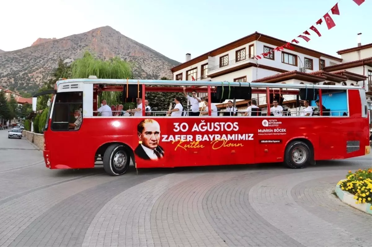 Antalya\'da mobil otobüslerle Zafer Bayramı konserleri sürüyor