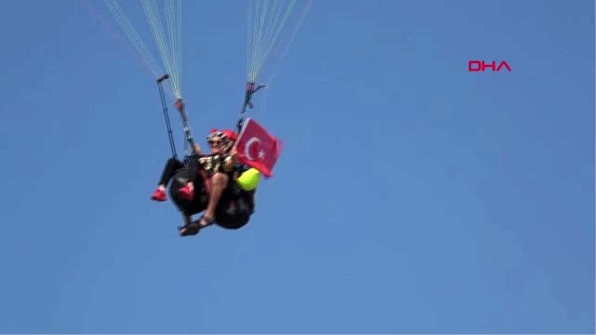 ANTALYA Zafer Bayramı ve otizmli çocukları için paraşütle atladılar