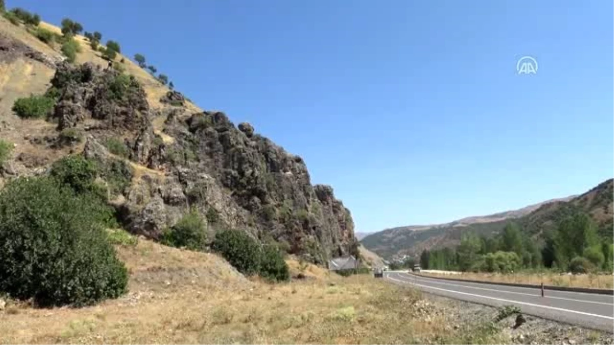 Bingöl\'de dağcılar 30 Ağustos Zafer Bayramı dolayısıyla kaya inişi yaptı