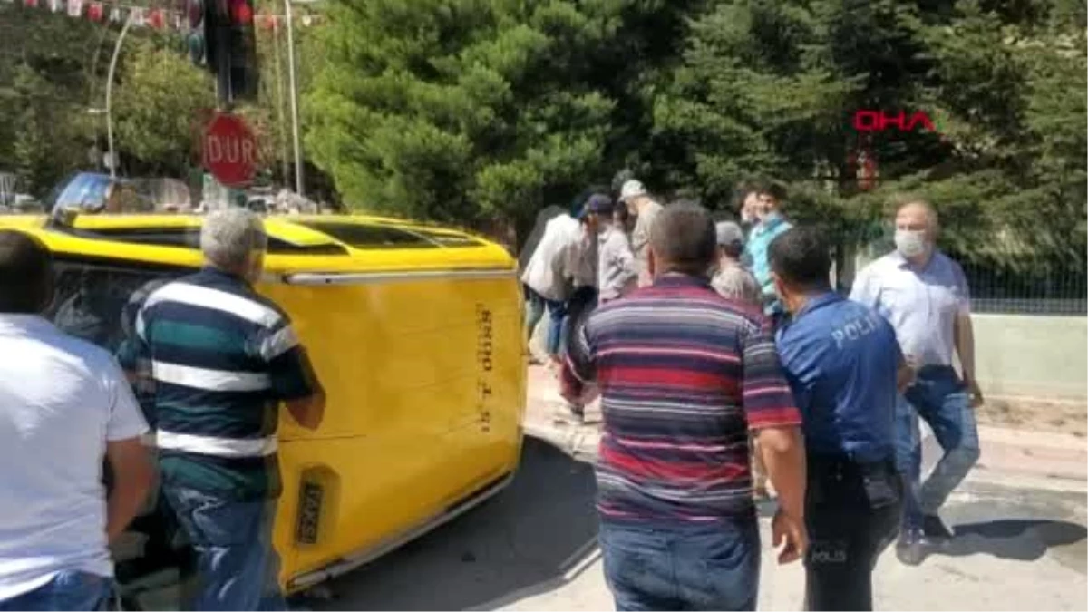 BURDUR Taksiyle otomobil çarpıştı 8 yaralı