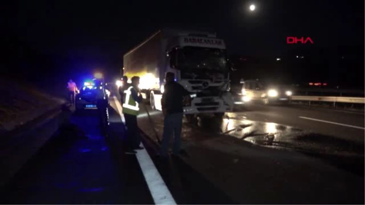 DÜZCE Frenleri boşalan TIR önünde seyreden kamyona çarptı 1 yaralı