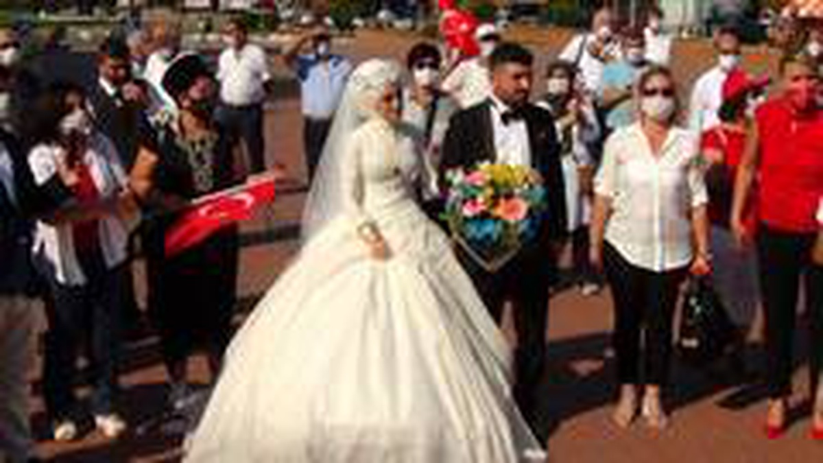 Gelin ve damat Zafer Bayramı coşkusuna ortak oldu
