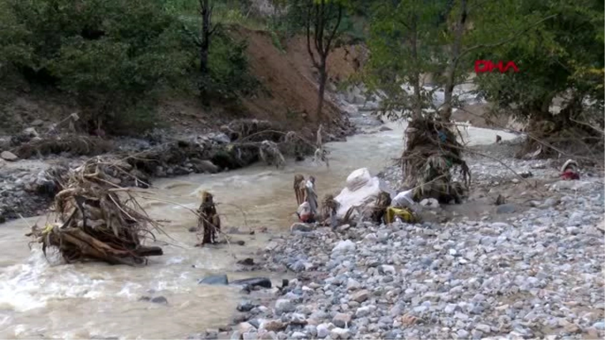 GİRESUN Vatandaşlar selin vurduğu köylerinden ayrılırken, kayıpları arama çalışması sürüyor
