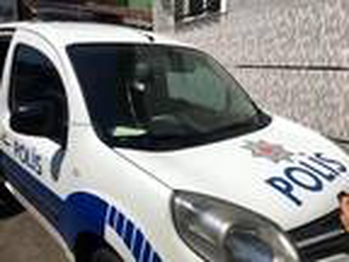 Husumetli ailelerin kavgasında şişeler havada uçtu