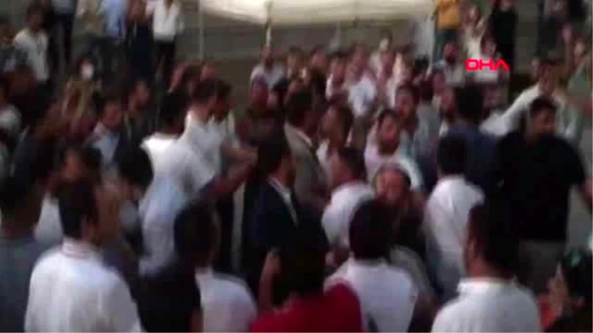 İzmir CHP İzmir Gençlik Kolları Kongresi\'nde arbede; gazetecilere saldırdılar