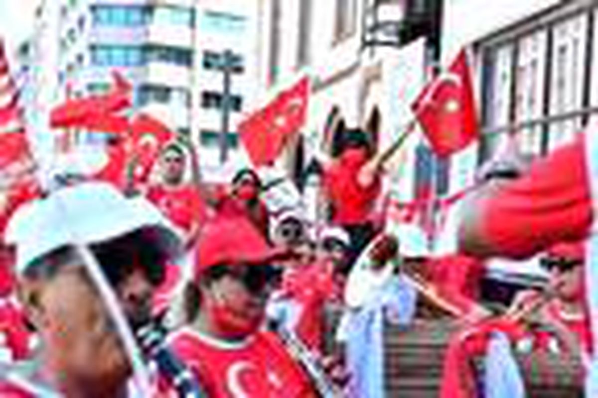 İzmir\'de sosyal mesafeli 30 Ağustos Zafer Bayramı kutlaması