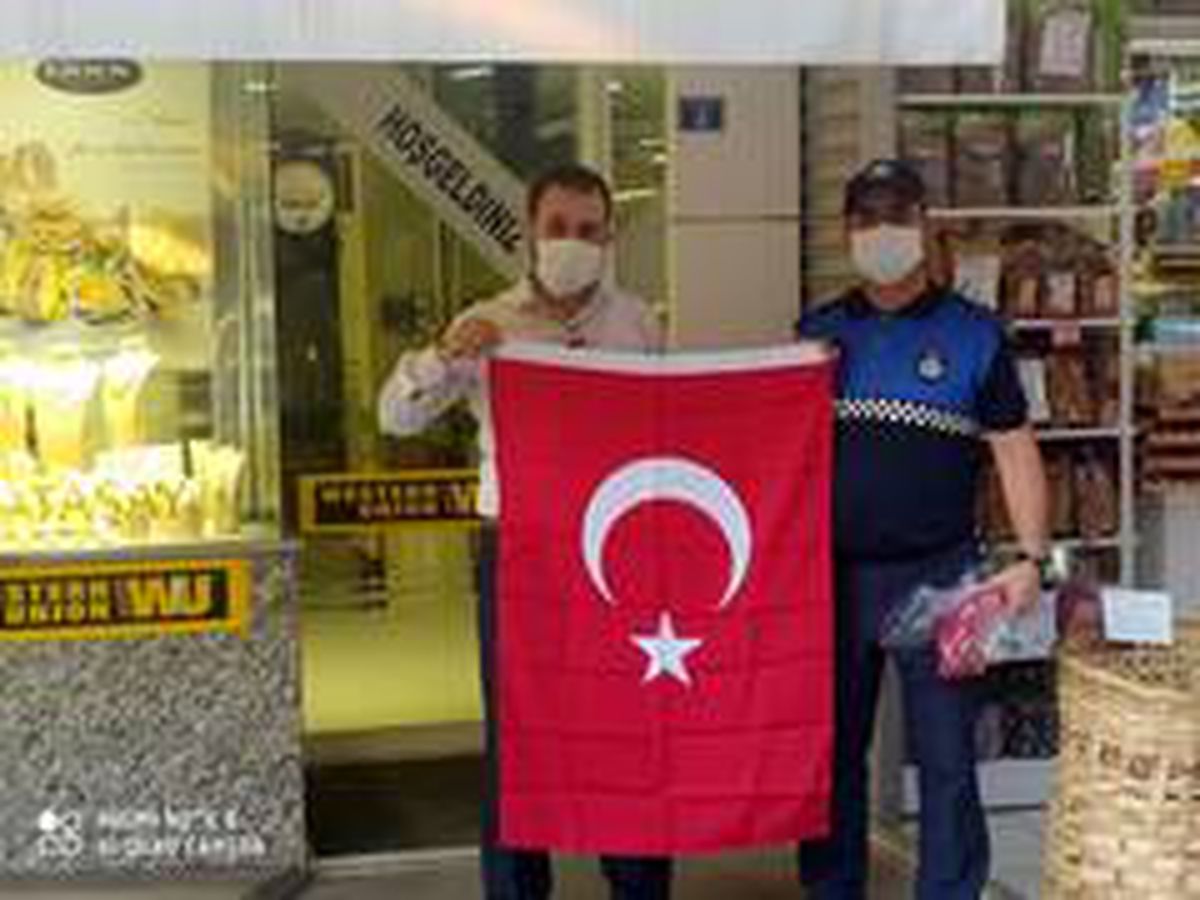 Körfez esnafına Türk bayrağı dağıtıldı