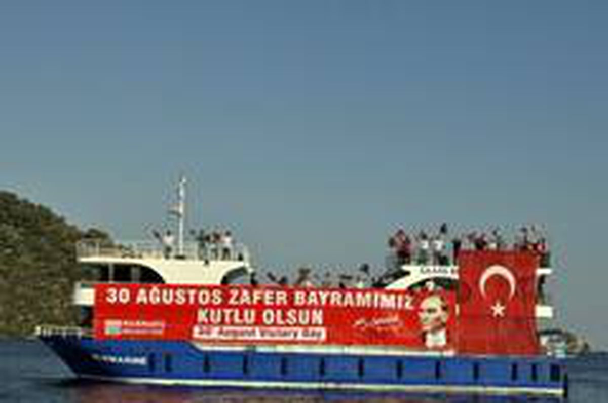Marmaris\'te 30 Ağustos Zafer Bayramı denizde, karada ve havada bayraklar ile kutlandı